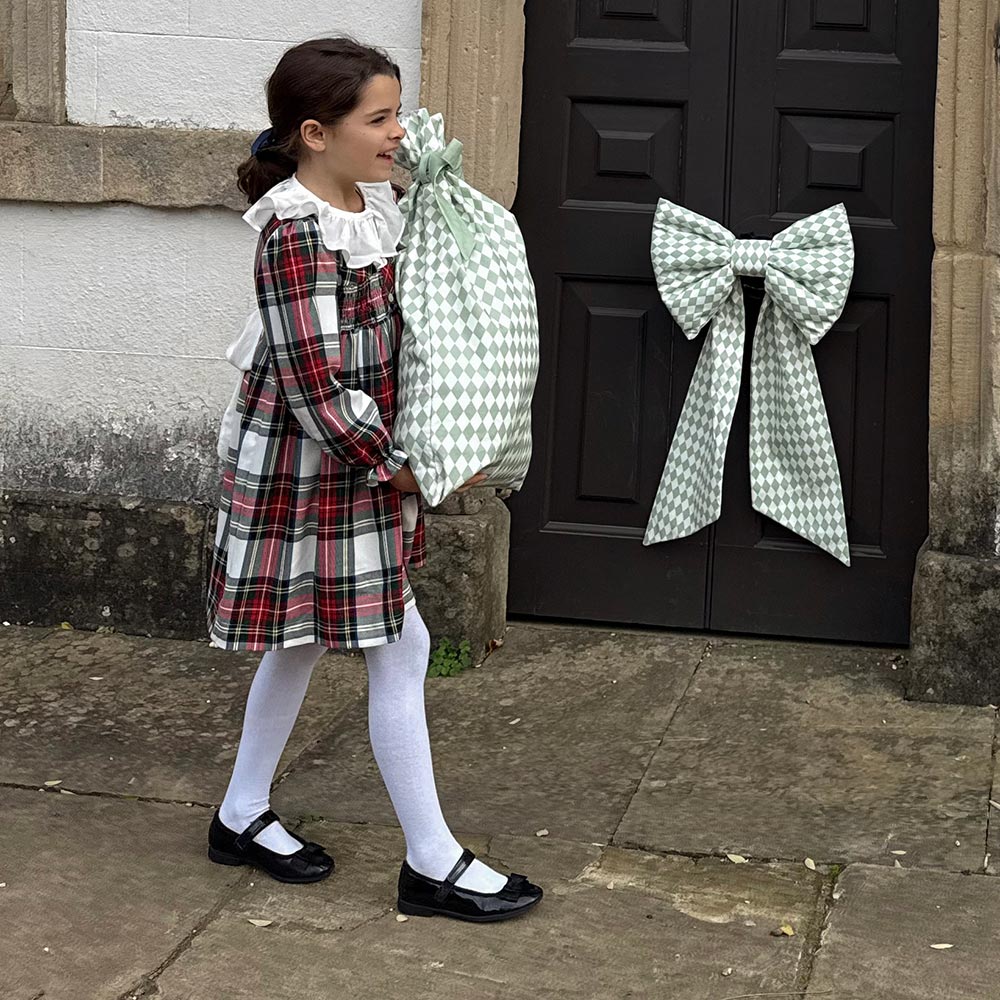 Harlequin Giant Bow - Winter Pine